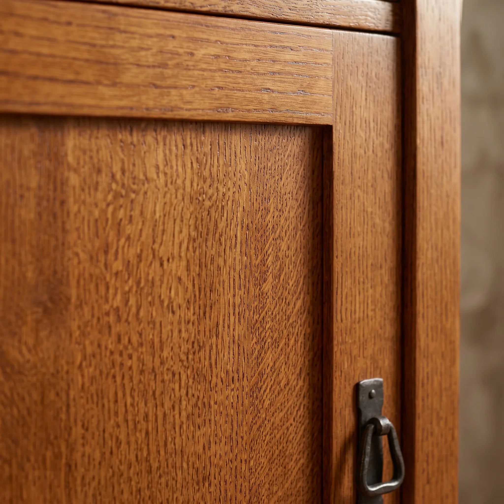 Mission 2-Door Console - Solid Oak — quarter-sawn wood grain detail
